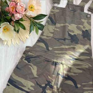NEVER WORN- Z Supply camo shorts overalls- size medium